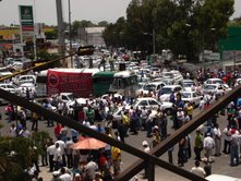 Protestan taxistas por cobros excesivos del gobierno de Peña Nieto