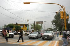 Para reducir accidentes, el gobierno municipal instala semáforos y realiza adecuaciones viales