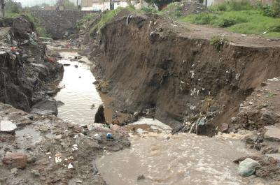 Dos muertos y decenas de damnificados por inundaciones; Un fallecimiento pudo ser evitado si la CONAGUA ya hubiese limpiado seis barrancas federales.