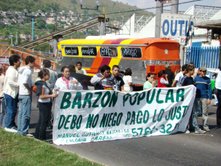 Bloquea el Barzón la Vía Morelos por una indemnización justa a los comerciantes del Bazar Plaza Ecatepec; el gobierno municipal denuncia que agredieron a 4 de sus funcionarios