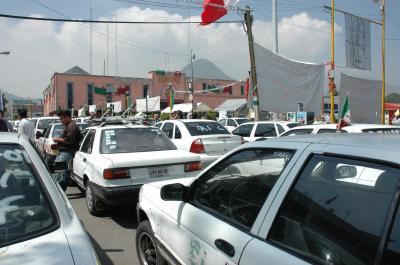 taxistas bloquean el centro de San Cristóbal; demandan autorización de bases