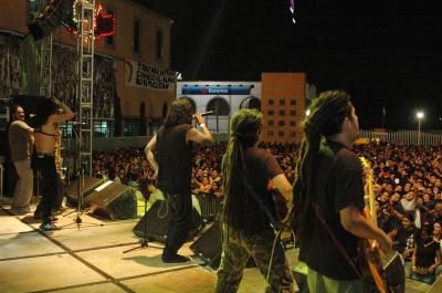 Chavos, paz y cero violencia: Panteón Rococó; chido el concierto, pero más la campaña de cero analfabetas, dijo el vocalista