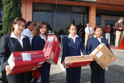Lo prometido es deuda: el gobierno municipal otorgó computadoras portátiles a las estudiantes más destacadas de la Normal de Ecatepec