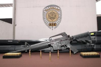 Por fin la ASE las dio (100 ametralladoras y 100 pistolas) a la policía municipal de Ecatepec