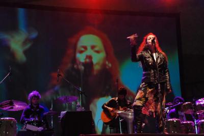Bebel Gilberto, la reyna de la música brasileña, cantó en Ecatepec.