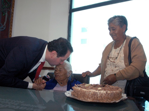 El gobierno de Ecatepec y "Las Serenatas de la Z" homenajean a los abuelitos del siglo