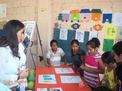 Admiró el trabajo realizado por niñas y mujeres indígenas: Mané Sánchez